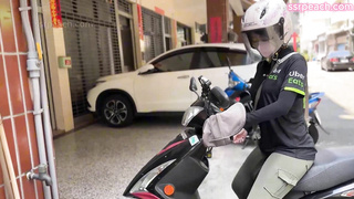 SugarHeartVlog Ellie Male doctor offers to give female delivery girl a free physical examination