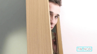 TwinQs – Hot Twink Xander Cums While Getting Butt Fucked By Noah!