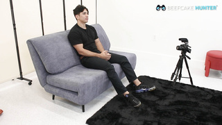 Beefcake Hunter – Blowing A Responsive Hot Waiter – Lorenzo