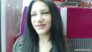 JacquieEtMichelTV Shy Isabella FRENCH